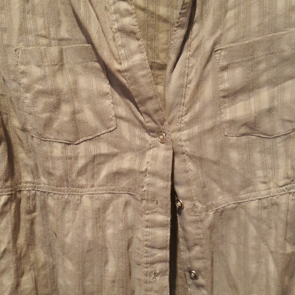 Button up shirt. - Picture 3 of 4